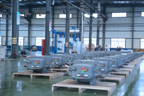 1528859589695180.jpg 20180611+揚州地區(qū)首批“一二次融合柱上開關”投入電網建設 (2).jpg